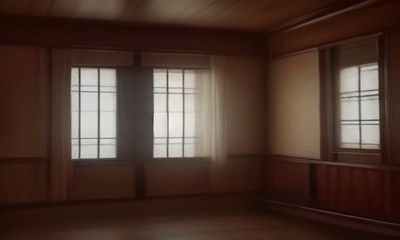 医生在诊室向患者解释性健康检测报告，专业医疗环境，蓝白色调
